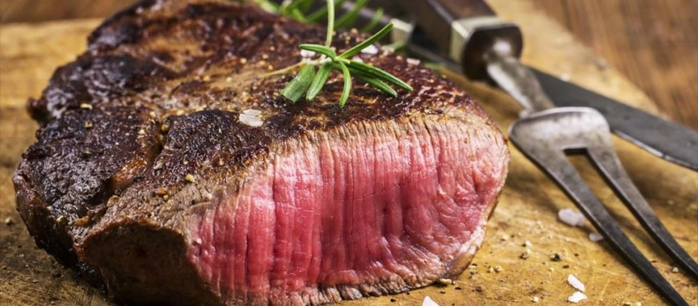 Ο λόγος που πρέπει να συνδυάζετε το κόκκινο κρέας με... κόκκινο κρασί